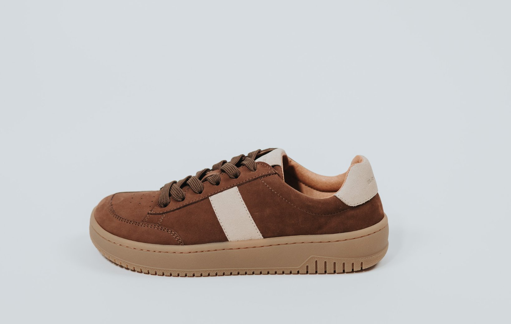 BREJD Bosund Sneaker in Cognac, Seitenansicht.