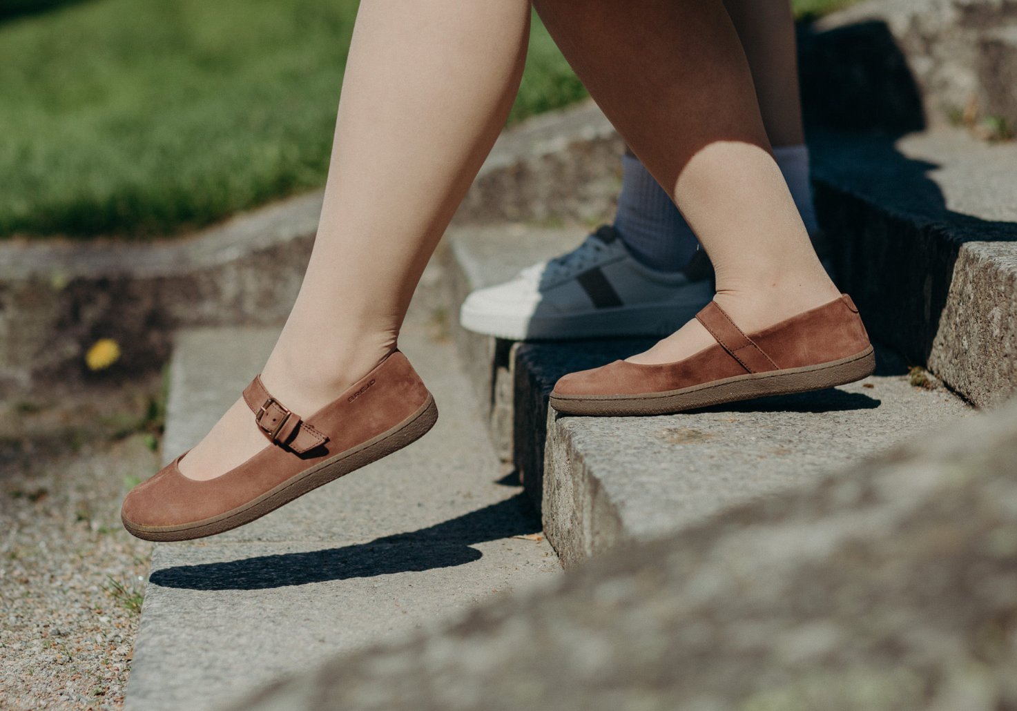 Zwei Personen gehen in BREJD-Schuhen eine Treppe hinunter.